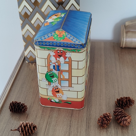 Letters to Santa 🎅 M&Ms Post Office | Christmas Tin - Picture 7 of 11